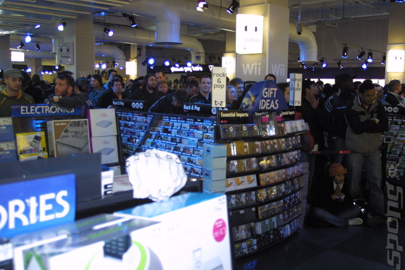 Wii Launch: Media Scrum on Oxford Street News image